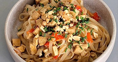 Tofu z makaronem ryżowym na totalnym spontanie