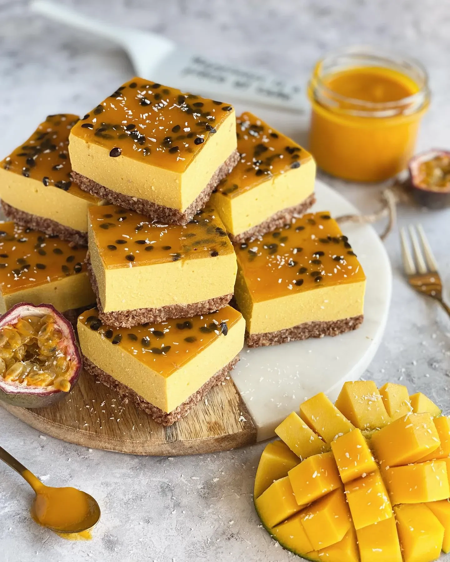 Tofurnik mango-marakuja – wegański sernik bez pieczenia, bez glutenu i bez cukru 🥭💛