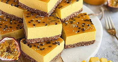 Tofurnik mango-marakuja – wegański sernik bez pieczenia, bez glutenu i bez cukru 🥭💛