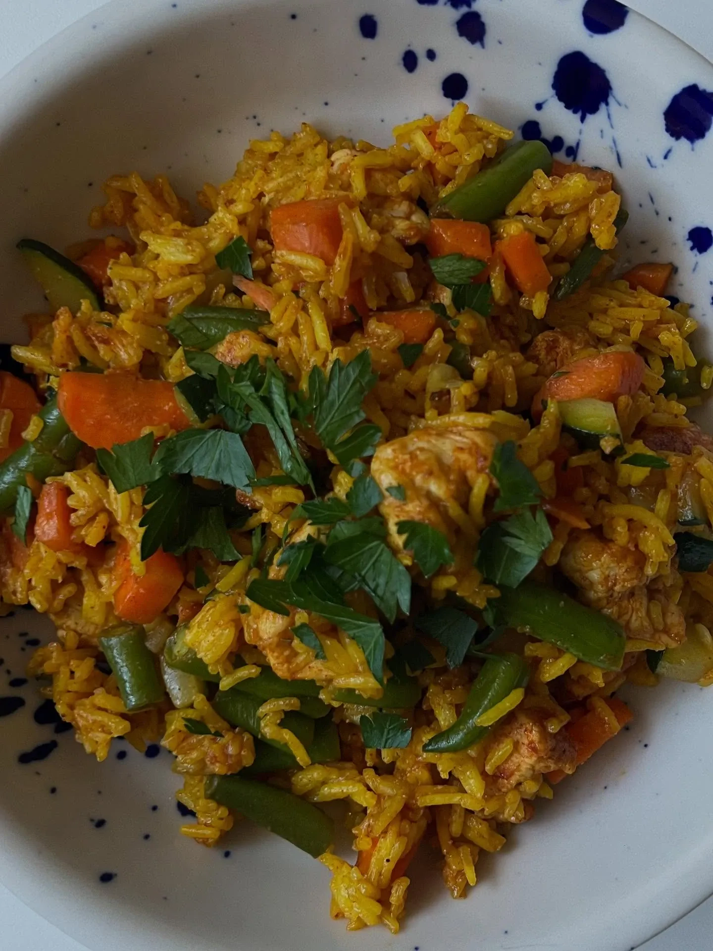 Smażony ryż z kurczakiem i warzywami po azjatycku