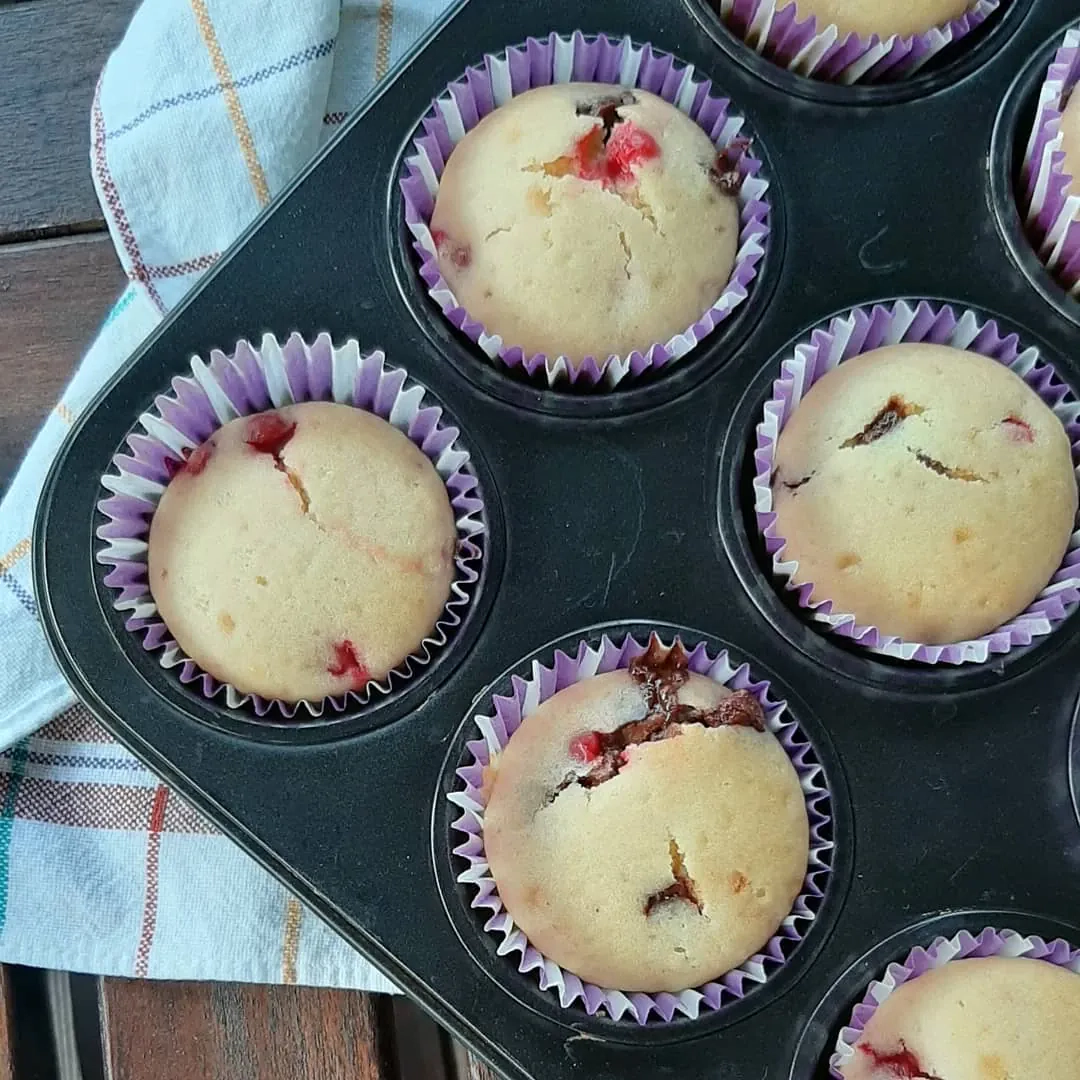 Waniliowe muffinki z czerwoną porzeczką i kawałkami czekolady