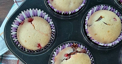 Waniliowe muffinki z czerwoną porzeczką i kawałkami czekolady