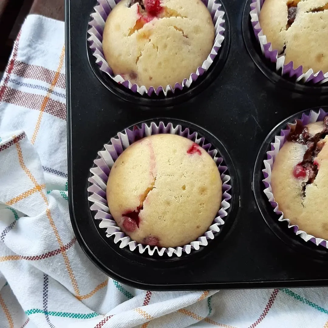 Waniliowe muffinki z czerwoną porzeczką i kawałkami czekolady