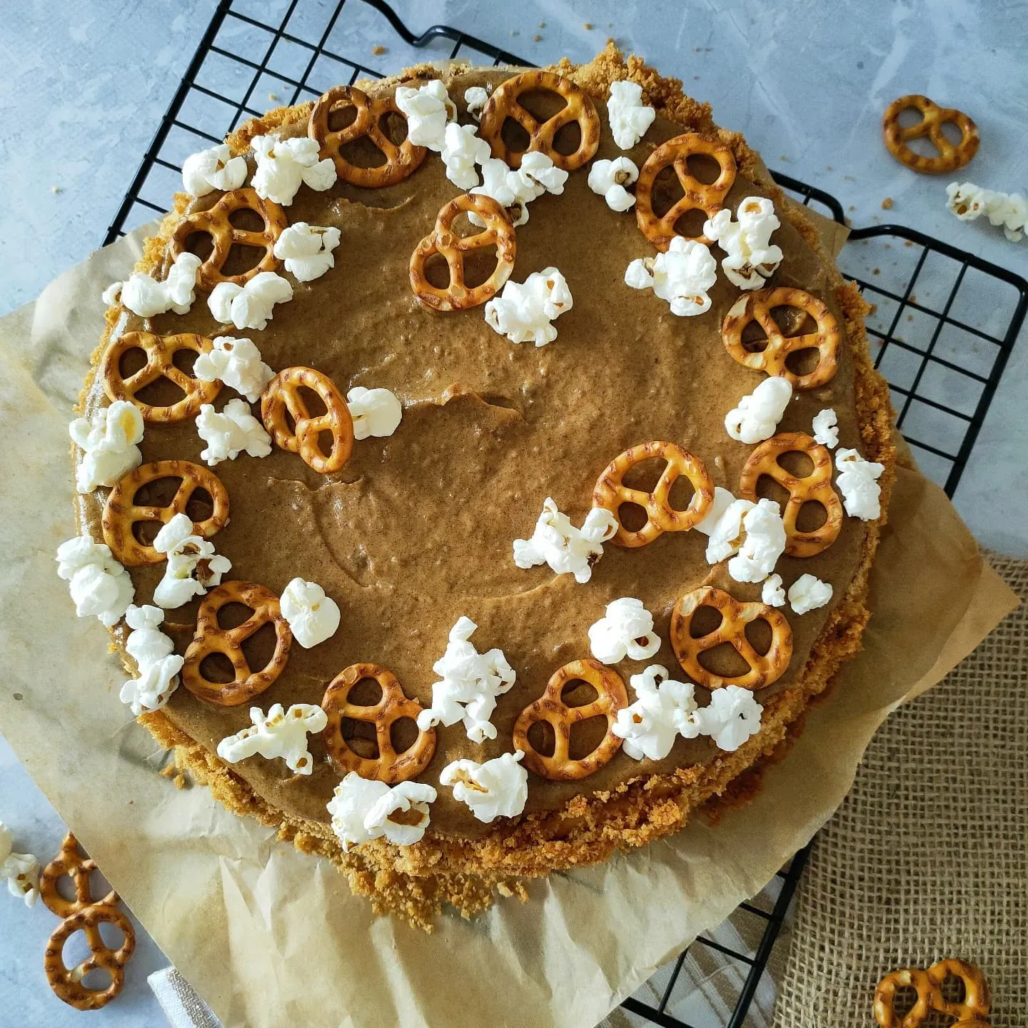 Sernik dyniowy z karmelem, precelkami i popcornem