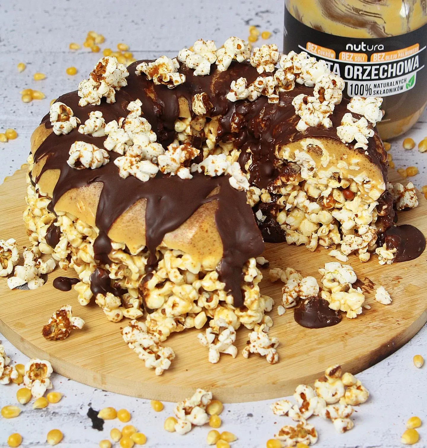Babka popcornowa z masłem orzechowym i czekoladą – bez pieczenia, bez glutenu i bez laktozy 🍿🍫