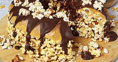 Babka popcornowa z masłem orzechowym i czekoladą – bez pieczenia, bez glutenu i bez laktozy 🍿🍫