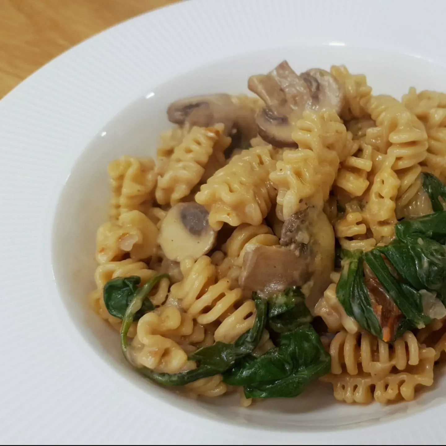 Vieno puodo kreminiai makaronai su grybais ir kokosų pienu (vegan)