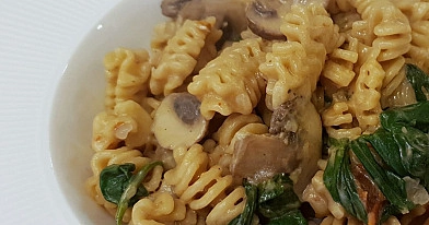 Vieno puodo kreminiai makaronai su grybais ir kokosų pienu (vegan)