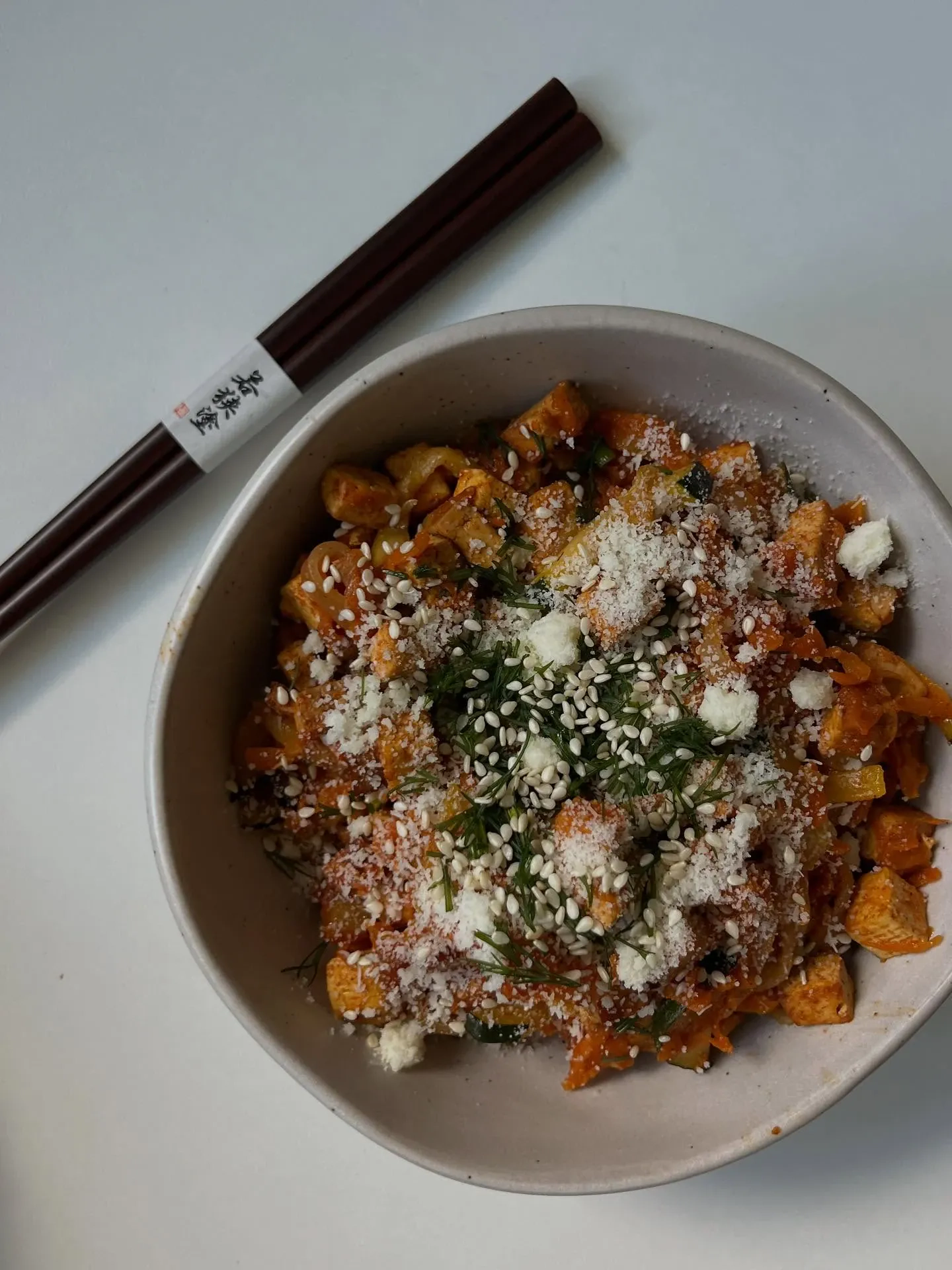 Wegański żółty makaron ryżowy z tofu, cukinią i marchewką