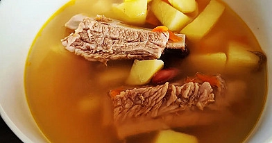 Sātīga cūkas ribiņu rudens zupa ar kartupeļiem un dārzeņiem