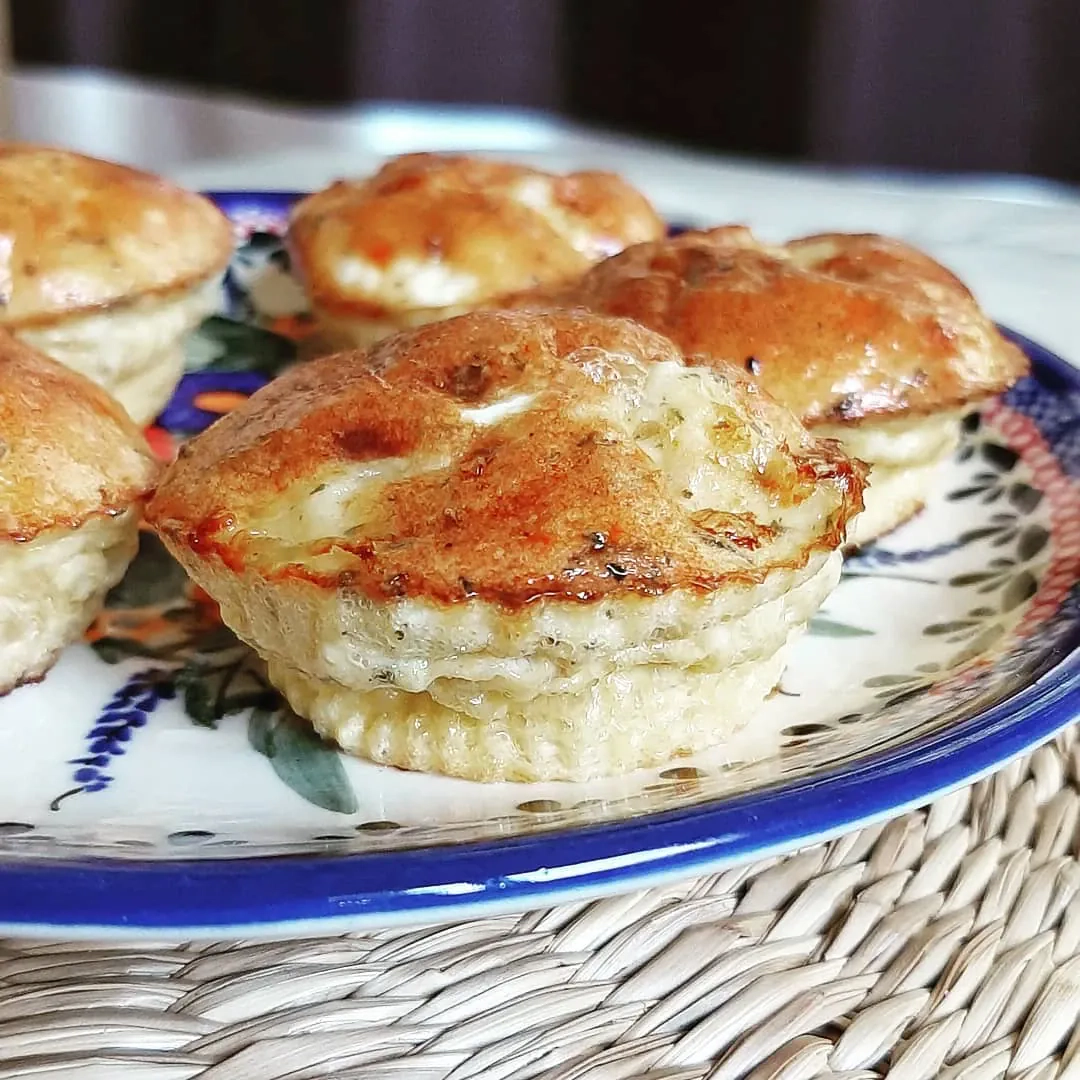 Śniadaniowe muffinki jajeczne z warzywami i serem pleśniowym