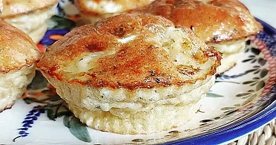 Śniadaniowe muffinki jajeczne z warzywami i serem pleśniowym