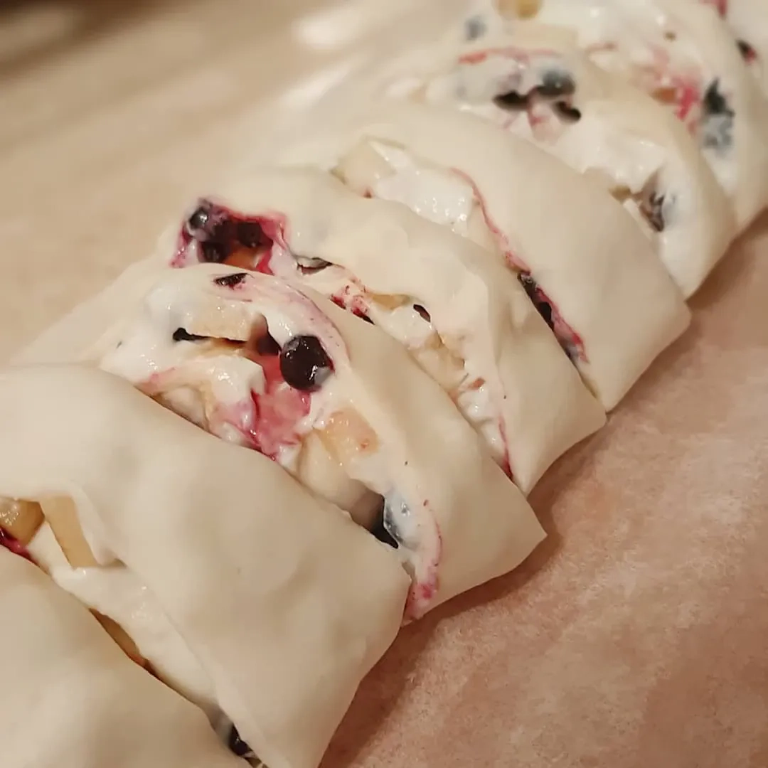 Roladki z ciasta francuskiego z twarożkiem, jagodami i jabłkiem