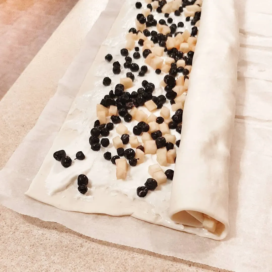 Roladki z ciasta francuskiego z twarożkiem, jagodami i jabłkiem