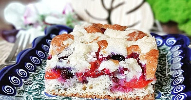 Szybkie ciasto ze śliwkami i borówkami z kruszonką