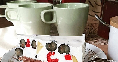 Owocowy sernik na zimno z białą czekoladą i chrupiącym spodem