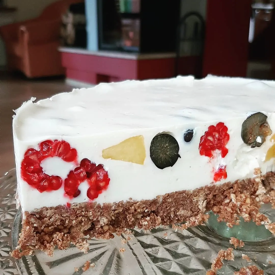 Owocowy sernik na zimno z białą czekoladą i chrupiącym spodem