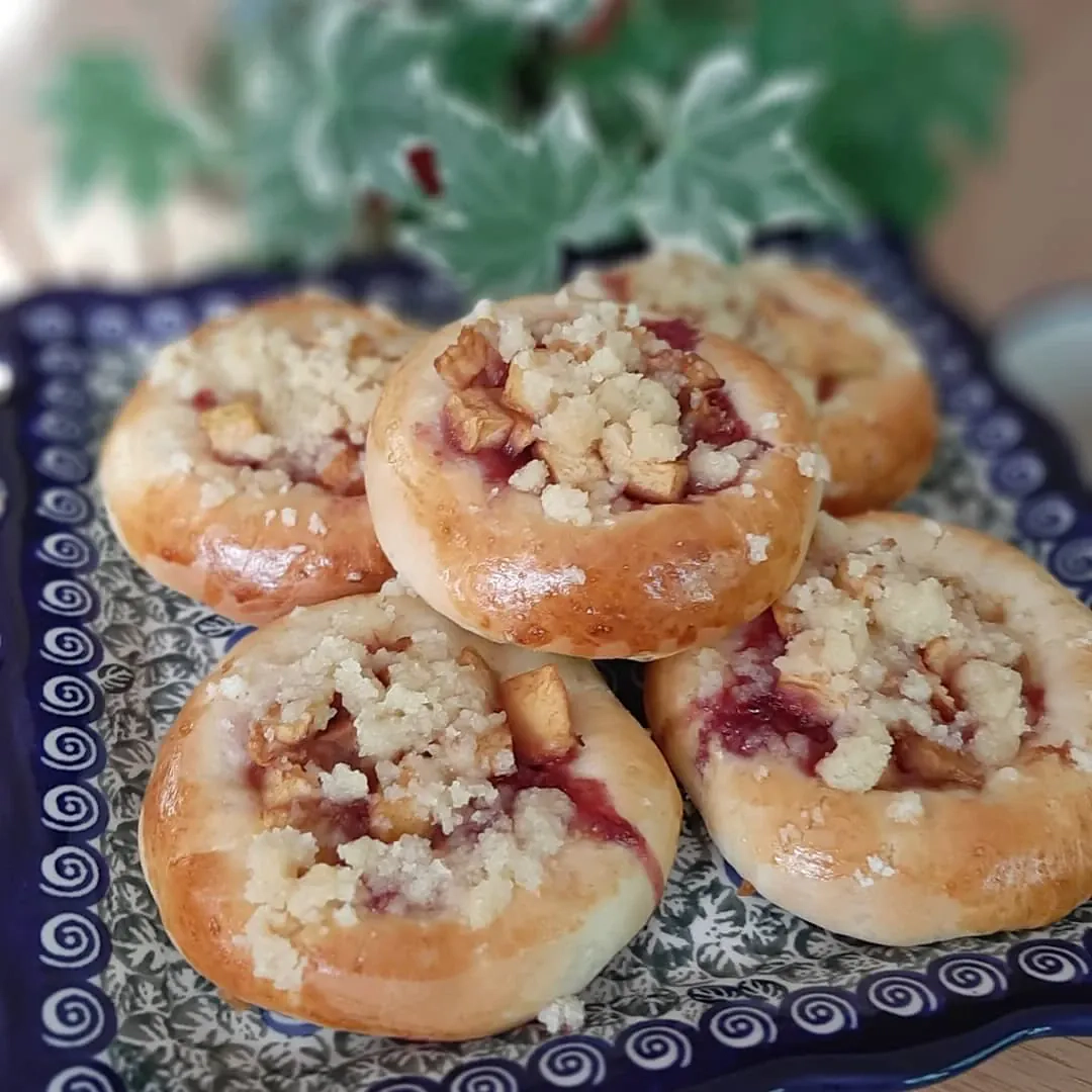 Drożdżówki z prażonymi jabłkami i cynamonem