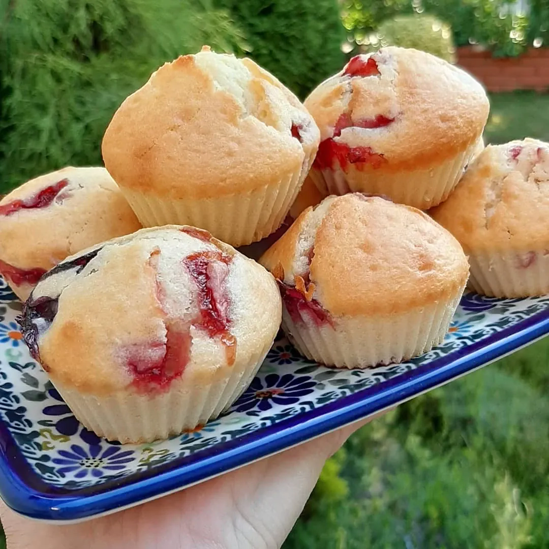 Muffinki waniliowe z maślanką, truskawkami i borówkami