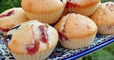 Muffinki waniliowe z maślanką, truskawkami i borówkami