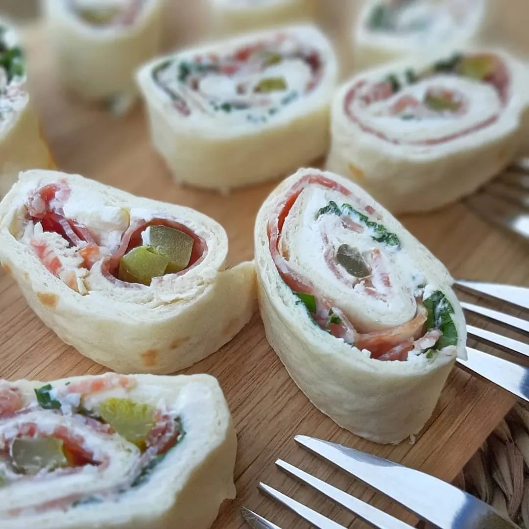 Roladki z tortilli z salami i kiszonym ogórkiem
