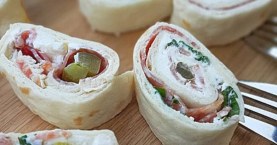 Roladki z tortilli z salami i kiszonym ogórkiem