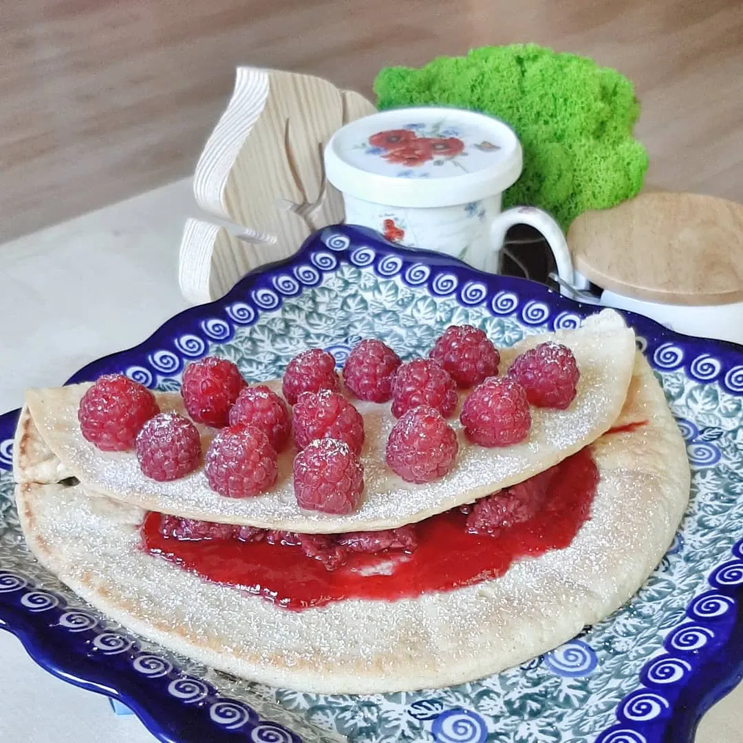 Omlet jaglany z malinami i cukrem pudrem