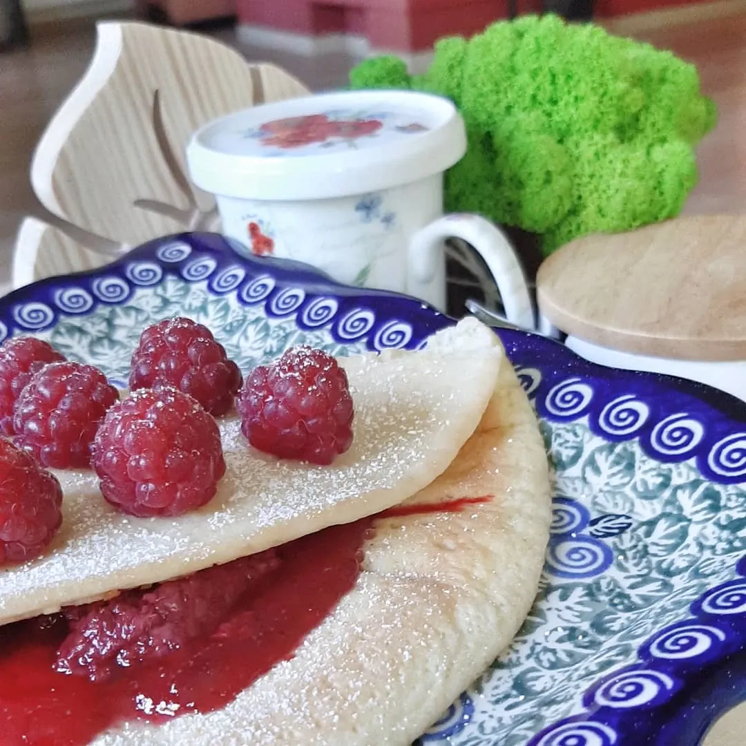 Omlet jaglany z malinami i cukrem pudrem