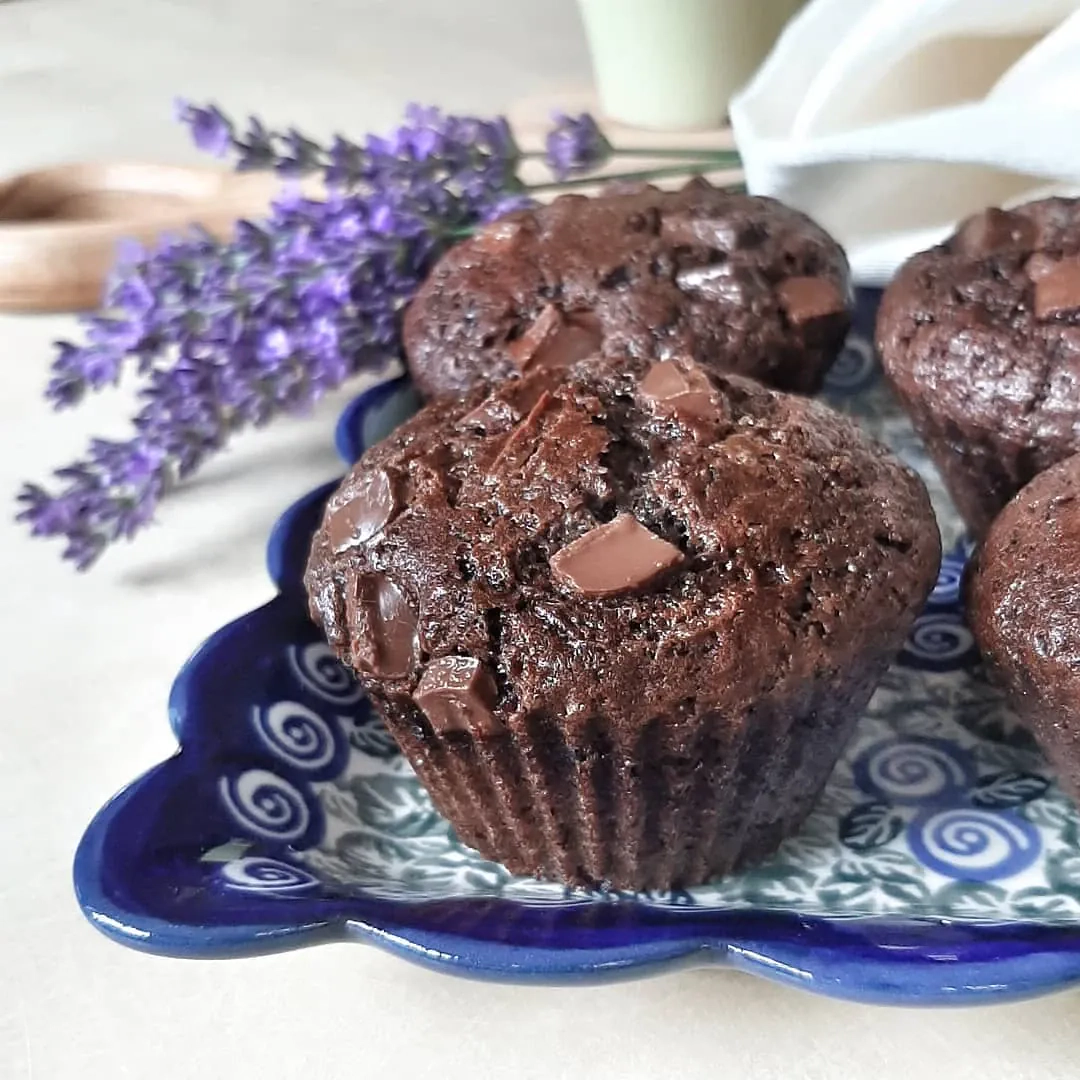 Mocno czekoladowe muffinki na maślance z kawałkami czekolady
