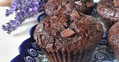 Mocno czekoladowe muffinki na maślance z kawałkami czekolady