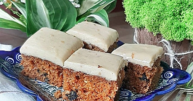 Wilgotne ciasto marchewkowe z mascarpone i kremem orzechowym
