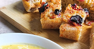 Naminė itališka fokačija su sūriu, pomidorais ir alyvuogėmis