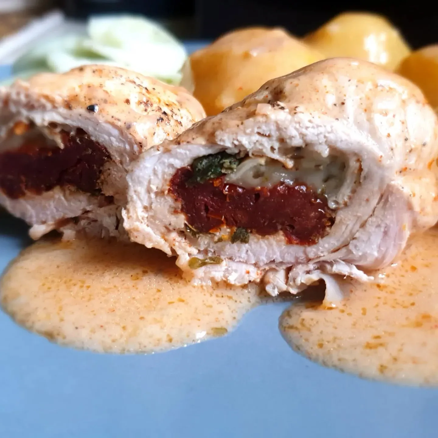 Vištienos suktinukai su sūriu ir saulėje džiovintais pomidorais