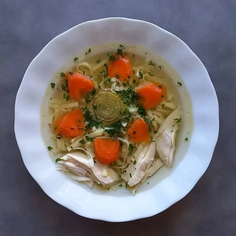 Niedzielny rosół z perliczki – aromatyczna zupa jak u babci 🥣😋
