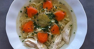 Niedzielny rosół z perliczki – aromatyczna zupa jak u babci 🥣😋