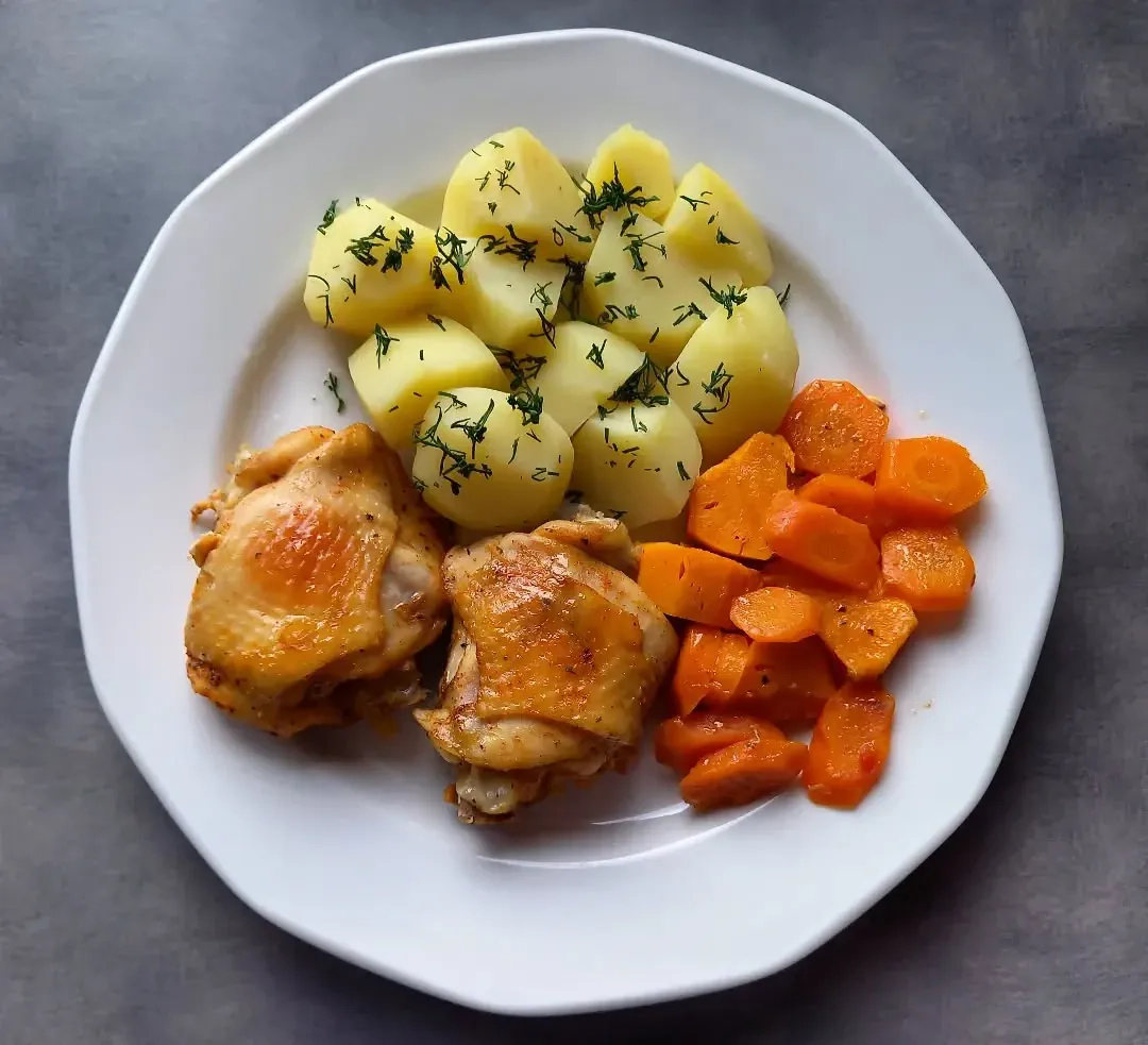 Pieczone udka z kurczaka z marchewką, batatem i ziemniakami z koperkiem 🍗