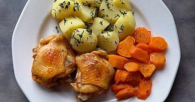 Pieczone udka z kurczaka z marchewką, batatem i ziemniakami z koperkiem 🍗