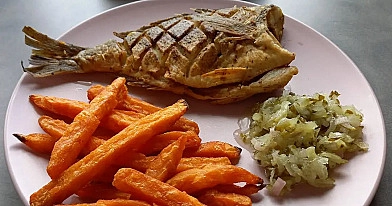 Smażona dorada z frytkami z batata i sałatką z kiszonego ogórka z szalotką