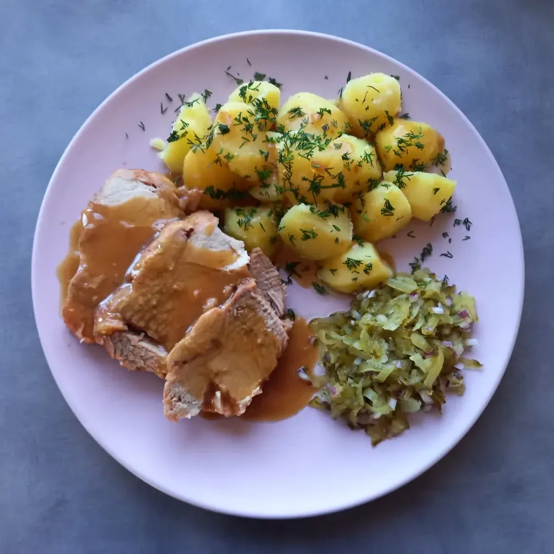 Pieczona łopatka wieprzowa w sosie z ziemniakami i surówką z ogórka kiszonego