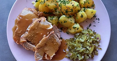 Pieczona łopatka wieprzowa w sosie z ziemniakami i surówką z ogórka kiszonego