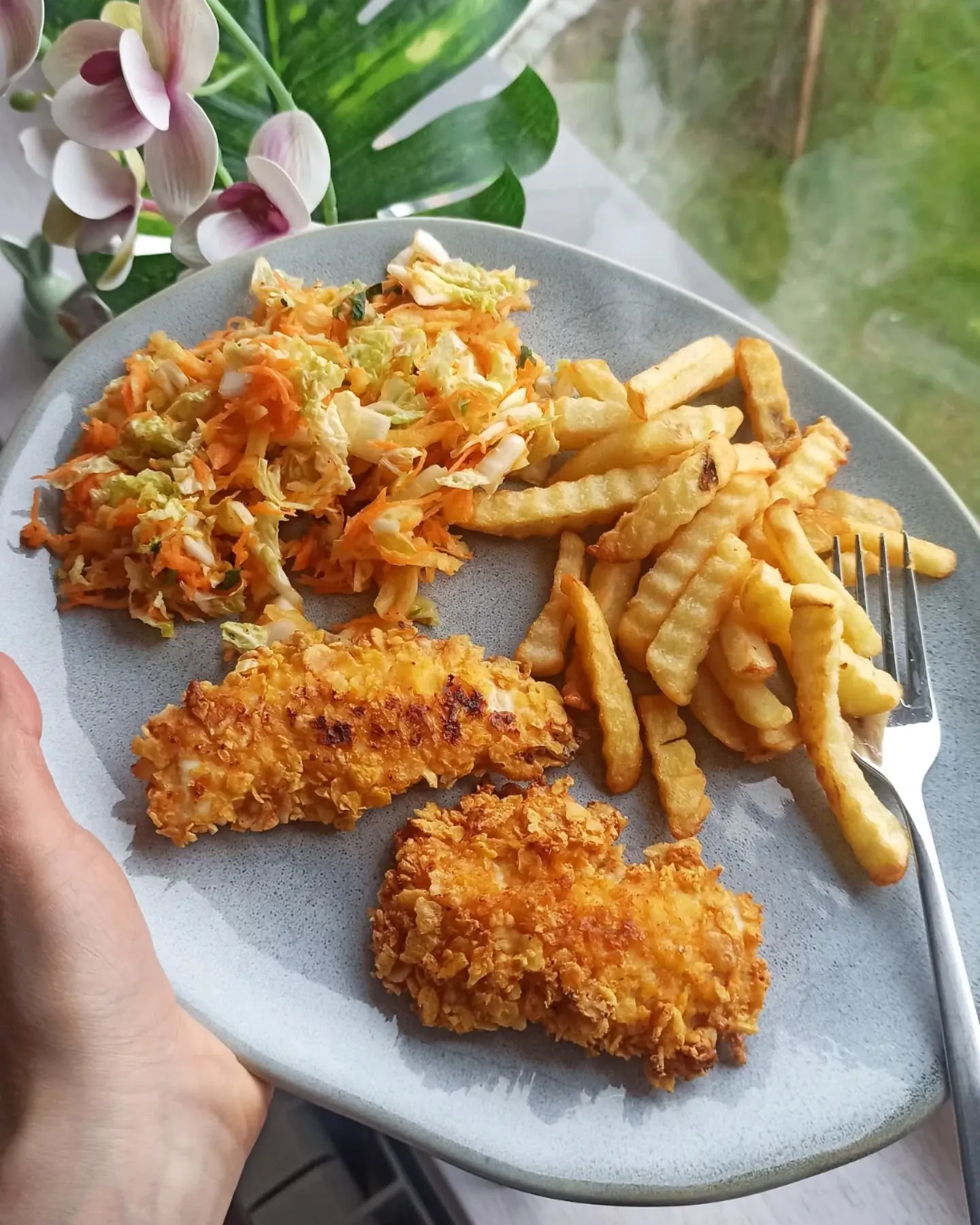 Chrupiące nuggetsy z kurczaka pieczone w piekarniku z frytkami i surówką z kapusty pekińskiej