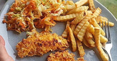 Chrupiące nuggetsy z kurczaka pieczone w piekarniku z frytkami i surówką z kapusty pekińskiej