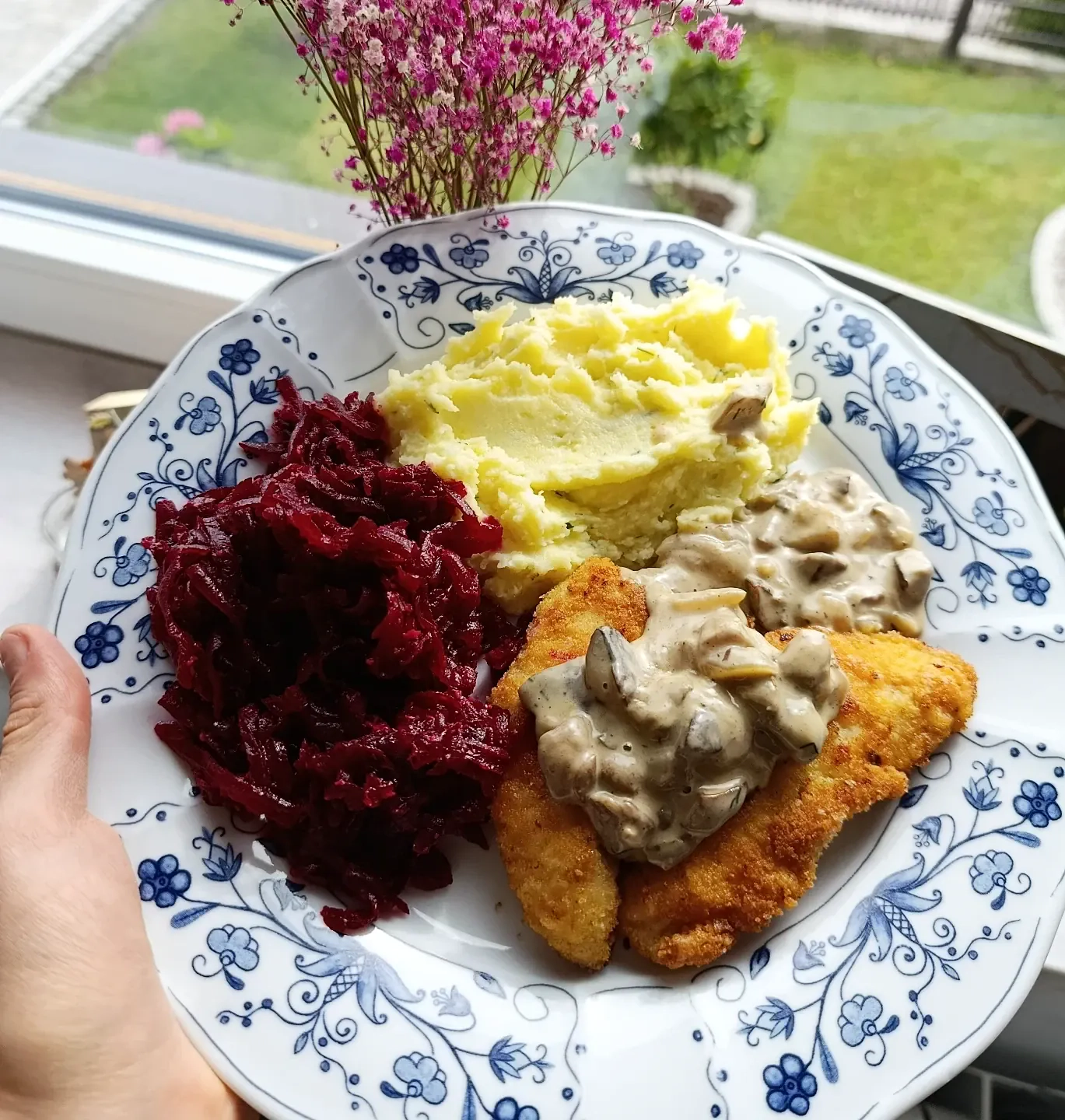 Domowy obiad z piersi kurczaka w panierce z puree ziemniaczanym, buraczkami i sosem grzybowym