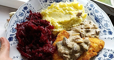 Domowy obiad z piersi kurczaka w panierce z puree ziemniaczanym, buraczkami i sosem grzybowym