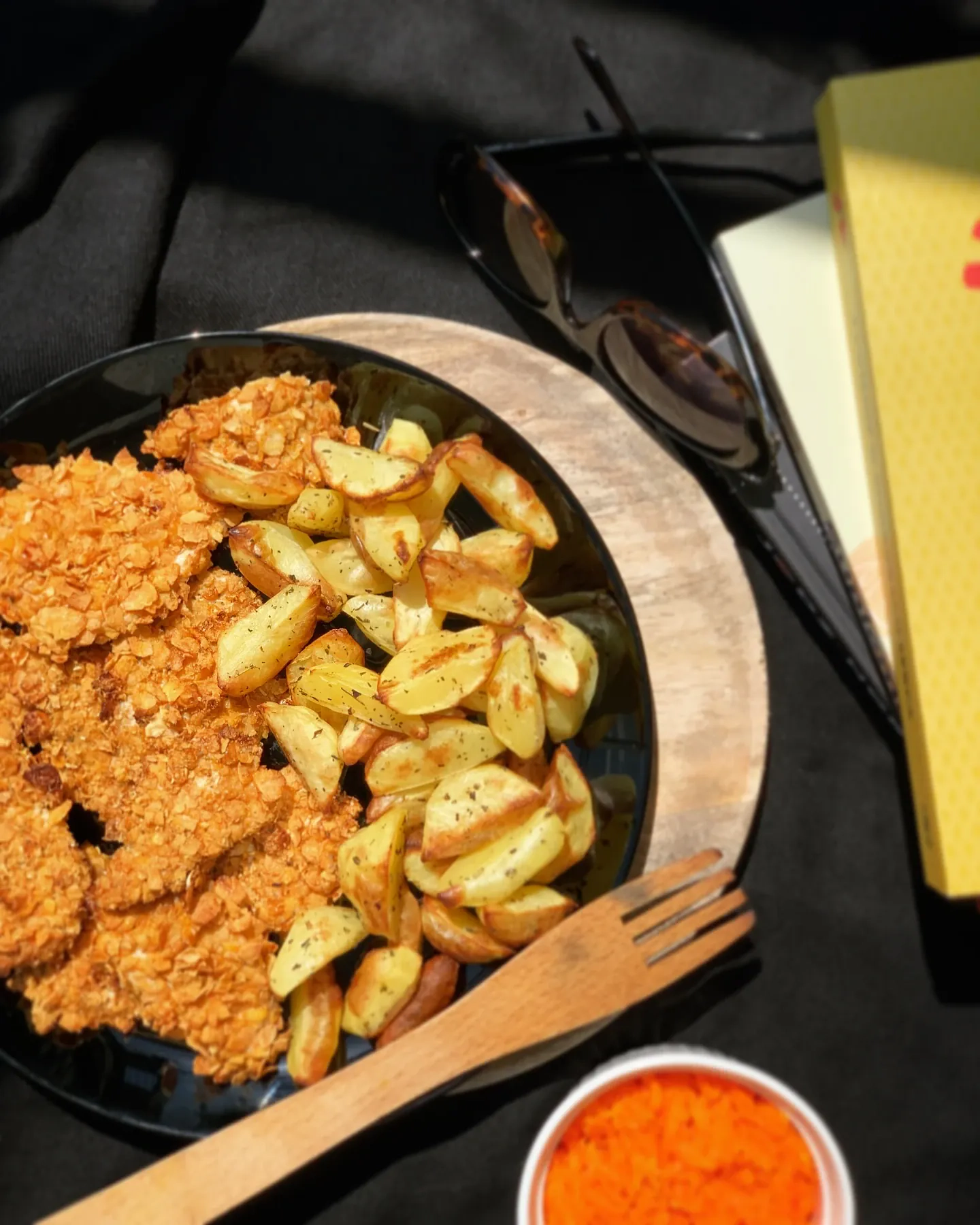 Chrupiące nuggetsy z piekarnika, z pieczonymi łódeczkami i surówką z marchewki 🏖️