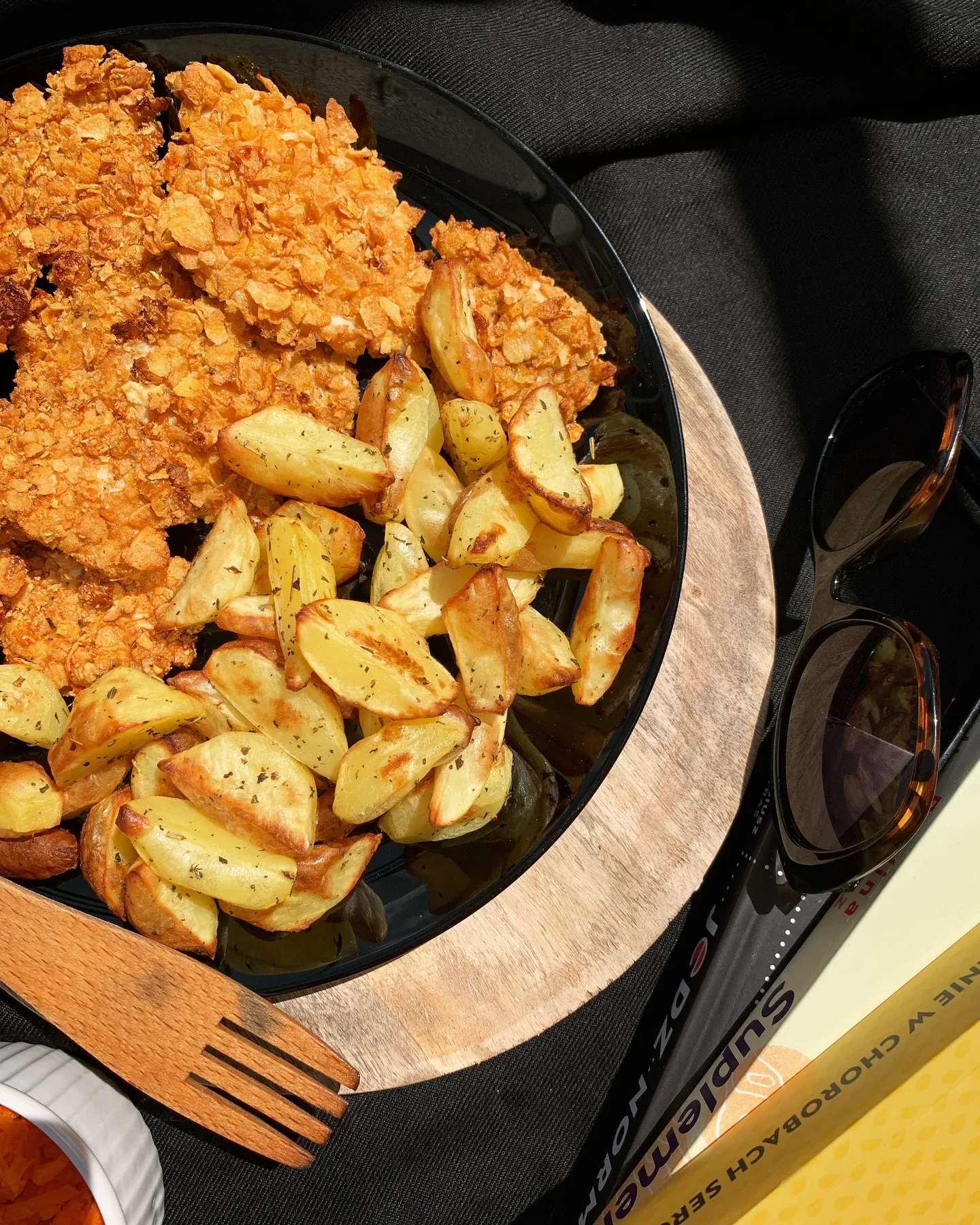 Chrupiące nuggetsy z piekarnika, z pieczonymi łódeczkami i surówką z marchewki 🏖️