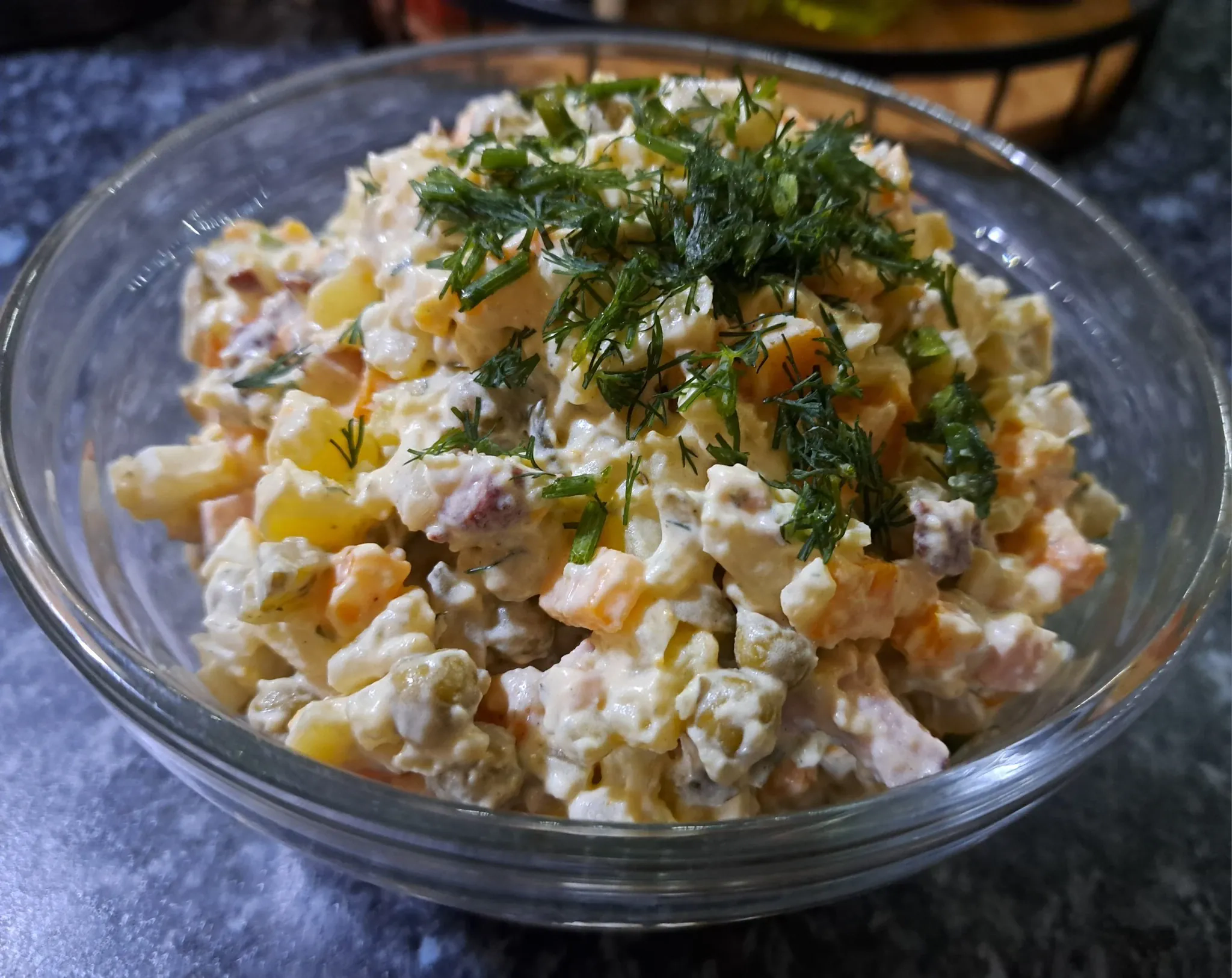 Klasiskie gardie mēlīšu salāti ar liellopa mēli un krēmīgu mērci