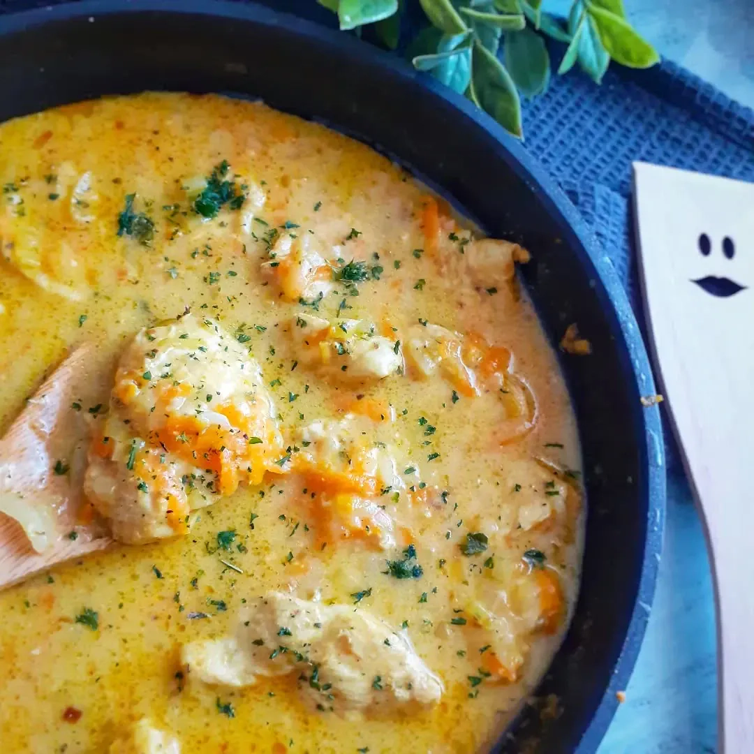 Kurczak w sosie curry z marchewką i porem – kremowy, aromatyczny obiad