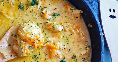 Kurczak w sosie curry z marchewką i porem – kremowy, aromatyczny obiad