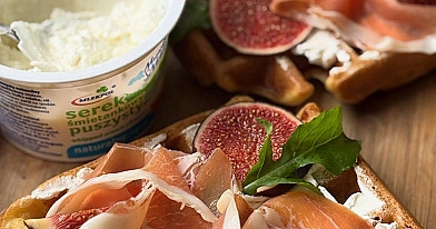 Gofry z zakwasu z figami, szynką Serrano i kremowym serkiem